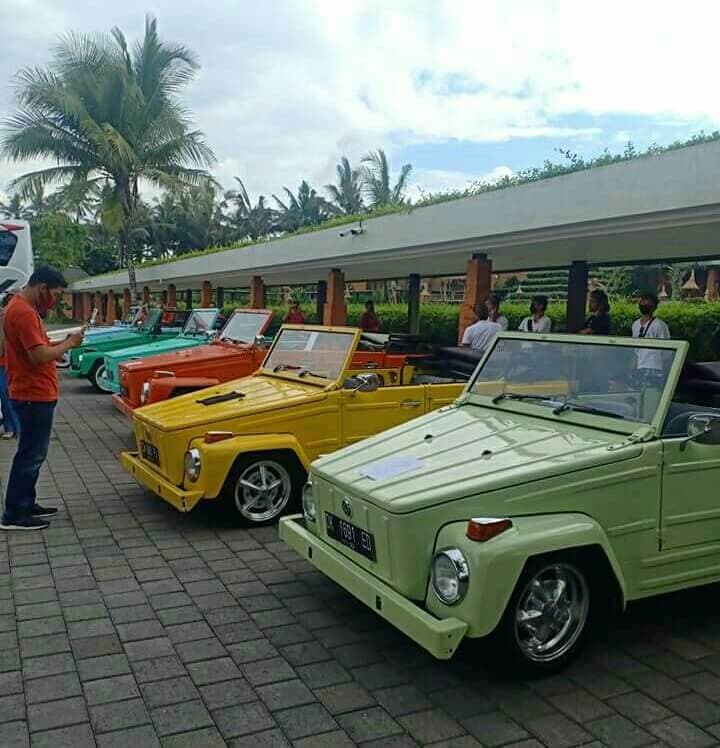 Friends piling back into the VW after a Gunung Kawi temple climb.