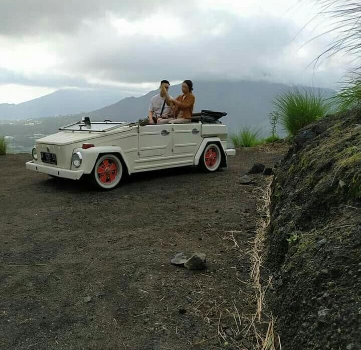 Guests taking a break at a Tabanan viewpoint, coffee in hand.